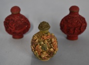 Tres Snuff Bottles chinos. dos de laca roja y otro de pasta. Alto:6,8 cm.