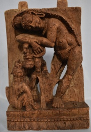Talla hindú sobre madera. Mujer reposando. Alto: 31,5 cm.
