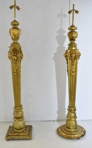 Dos lámparas de madera dorada y tallada. Levemente diferentes. Sin pantallas. Alto: 185 y 178 cm.