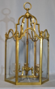 Farol hexagonal de bronce dorado con vitreas.  Alto: 55 cm.