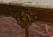 Mesa de sala estilo Luis XV con filetes dorados y tapa de mármol blanco. Peq. tiros polilla. Alto: 77 cm. Frente: 162 cm