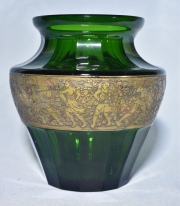 Vaso Moser de vidrio checo verde. Firmado en la base Czecho Slovaquia, Moser, Karlsbad. Alto: 17,5 cm.