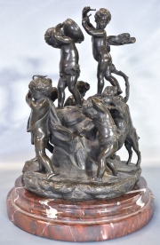 Clodion, Ronda de Niños Baco, escultura bronce, base de mármol. Alto total: 37 cm.