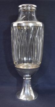 Vaso de cristal y plata francesa. Alto: 47 cm. circa 1900.