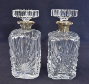 Dos botellones de cristal con golletes de plata. 20 cm.