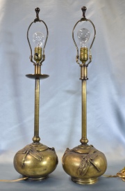 Dos lámparas en bronce, decoración de libélulas, con pantallas. Alto 70 cm.