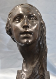 Troiano Troiani, Cabeza de Mujer, escultura en bronce. Alto: 40 cm. Alto con base: 58 cm.