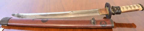 TANTO, arma corta, también conocida como 'pequeña katana', mango de hueso, tsuba de hierro, funda de cuero rígido co
