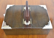Caja para cigarros doble, madera. Punteras de plata inglesa de la casa Mappin & Webb. Frente: 25,7 cm. Alto: 13,5 cm.