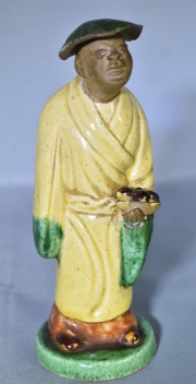 Figura de Chino, cerámica, esmalte amarillo y celeste. 17 cm.
