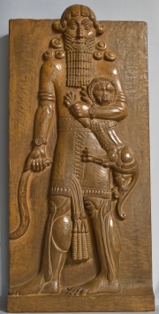 GILGAMESH, tabla de madera, finamente tallada en altorrelieve. Mide: 86 x 40 cm.