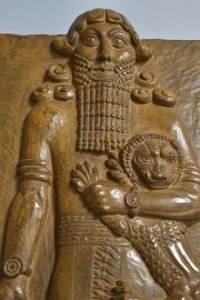 GILGAMESH, tabla de madera, finamente tallada en altorrelieve. Mide: 86 x 40 cm.