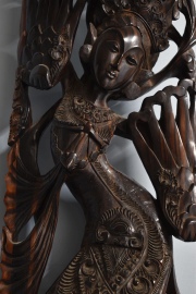 Mujer, figura de ébano de macassar calada y tallada. Alto 85 cm. .