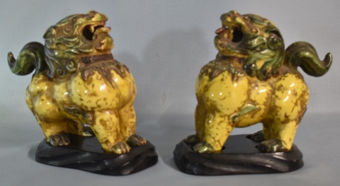 Dos perros de fo con esmalte amarillo y verde, base de madera. Alto: 16 cm. Alto con base: 18 cm.