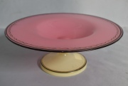 Centro vidrio rosa con pie blanco. Diámetro: 39 cm.