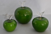 Tres manzanas verdes Querandí. Restauros en tallos. Alto: 13, 10 y 8 cm.