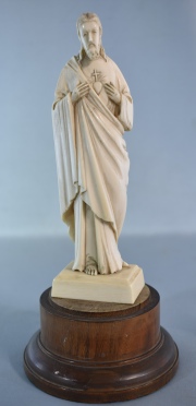 Jesús del Sagrado Corazón, talla marfil. . Alto:15 cm. Total: 20 cm.