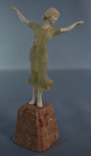 Odalisca, escultura francesa de alabastro, base de mármol. Rostro y manos de marfil.