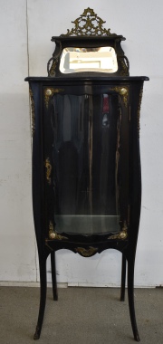 Vitrina estilo Louis Philippe con alzada. Desperfectos. Alto: 143 cm. Frente: 47 cm. Prof: 38 cm.