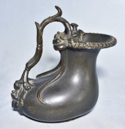 Jarra Hélenica de bronce, moderna. Alto: 18 cm.