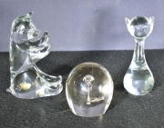 OSO, GATO y PISAPAPEL, los dos primeros por F.M.Ronne by Sweden, el último de vidrio. Alto máximo: 17 cm. 3 Piezas.