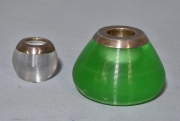 Dos fosforeras vidrio, una neutro y otra verde. Alto: 6,8 y 4 cm.