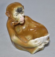 Despojador en forma de mono. Porcelana policromada. 12 cm de frente.