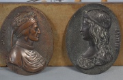 Dos placas ovales 'Dante y Beatrice'. Alto: 11,6 cm.