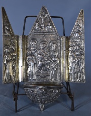 Pequeña Pila plata, tríptico con escenas religiosas. Alto: 15 cm. Frente: 11 cm.