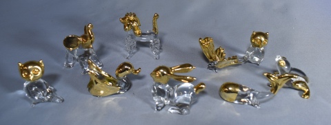 Nueve animales de vidrio neutro y aplicaciones doradas. Mariposa con averías.