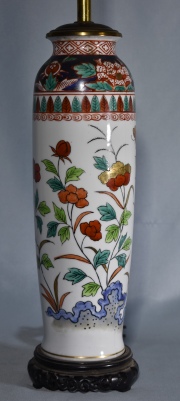 Lámpara de porcelana decoración de flores, sin pantalla.Restauro. Alto: 40 cm.