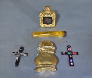 CONJUNTO, boquilla de carey en su estuche, dos crucifijos S.XIX de colgar, perfumero y una publicidad de ahorro. 5 Pieza