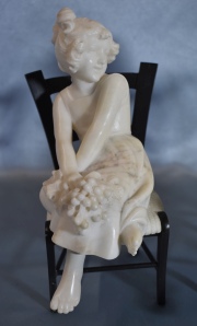 Niñas con uvas, dos esculturas pequeñas de alabastro sentadas en sillas de bronce. Dedo faltante. un pie con roturas. Al