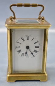 Reloj de viaje francés, caja de bronce. Sin Llave. Alto: 13 cm.