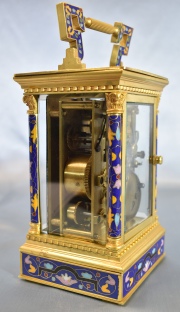 Reloj de viaje francés con esmaltes polícromos. Con llave. Alto: 21 cm.