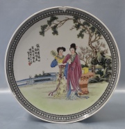 Plato chino de porcelana con cachadura, diámetro: 26,8 cm.