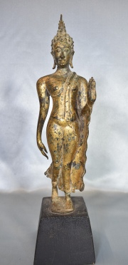 BUDA CAMINANTE, escultura Tailandesa de bronce dorado. Alto total: 33,5 cm.