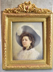 Dama con sombrero, firmado Eugéne Graciex. Marco de bronce. Mide: 11,5 x 9,5 cm.