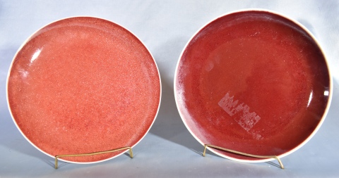 Par de platos chinos. de porcelana recubiertos de esmalte San de Boeuf. Diámetro: 22 cm.