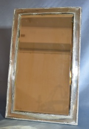 Espejo con marco de plata inglesa sellado, pequeño deterioro. Mide: 34 x 21 cm.