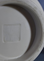 Dos pequeños vasos para incienso blanc de chine. Al dorso marca de origen. Alto: 7,5 cm. Frente: 15,6 cm.