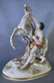 Caballo y palafrenero, grupo porcelana europea Volkstedt Rudolfstadt. Alto 26 cm.