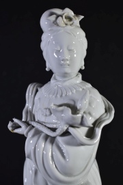 Dama con flor de loto. Figura en blanc de chine. Alto 37.5 cm. Restauro.