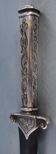 PUÑAL, empuñadura de plata, hoja acero, platero David Saco. Largo total 27 cm.