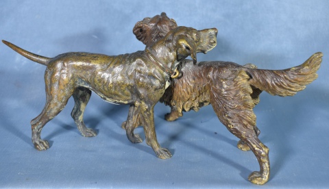 Dos perros de caza, bronce patinado. Alto: 12,5 cm. Frente: 31 cm.