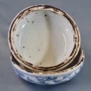 Pote con tapa porcelana china, esmalte azul. Diámetro: 9 cm.