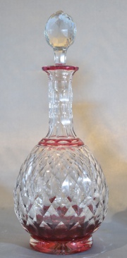 Par de botellones de cristal color rubí y neutro con tapones. Alto: 30 cm