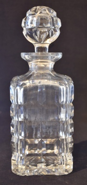 Par de botellones de cristal rectangulares, con tapón. Alto: 25,5 cm.