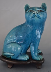 GATO, figura china de porcelana con esmalte turquesa. Alto: 19 cm.