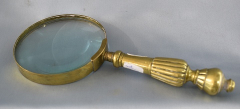 Lupa, con mango de bronce dorado. Largo: 23,5 cm.